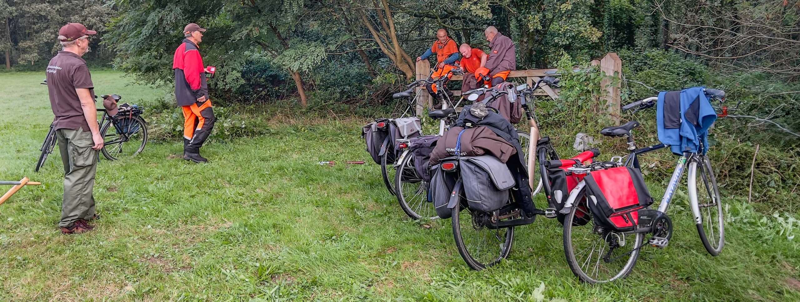 Drie kleine kleutertjes hebben veel plezier tijdens werkzaamheden